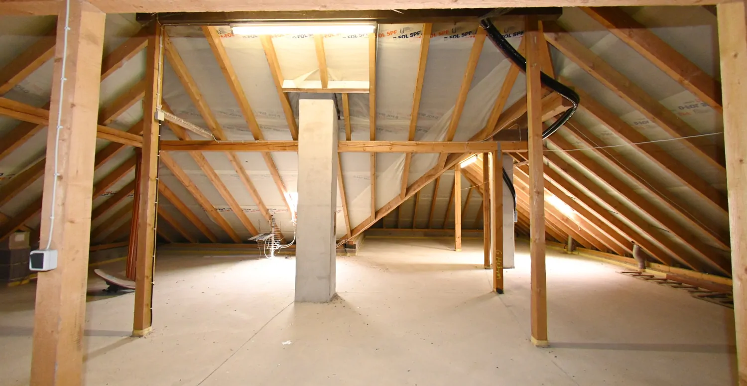 Anspruchsvolle Architektur in ruhige Lage mit ELW , Solaranlage und zwei innenliegenden Garagen!