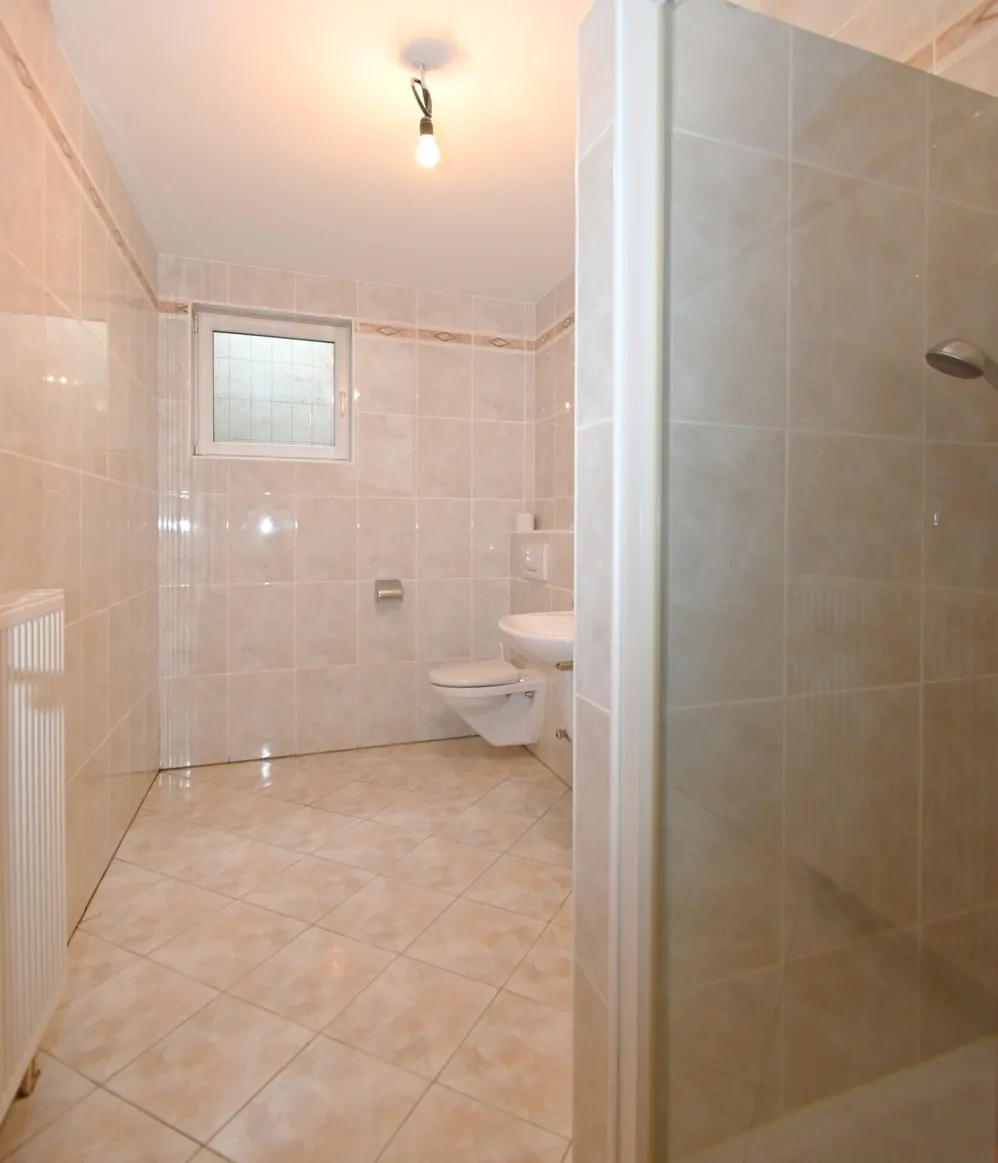 Anspruchsvolle Architektur in ruhige Lage mit ELW , Solaranlage und zwei innenliegenden Garagen!