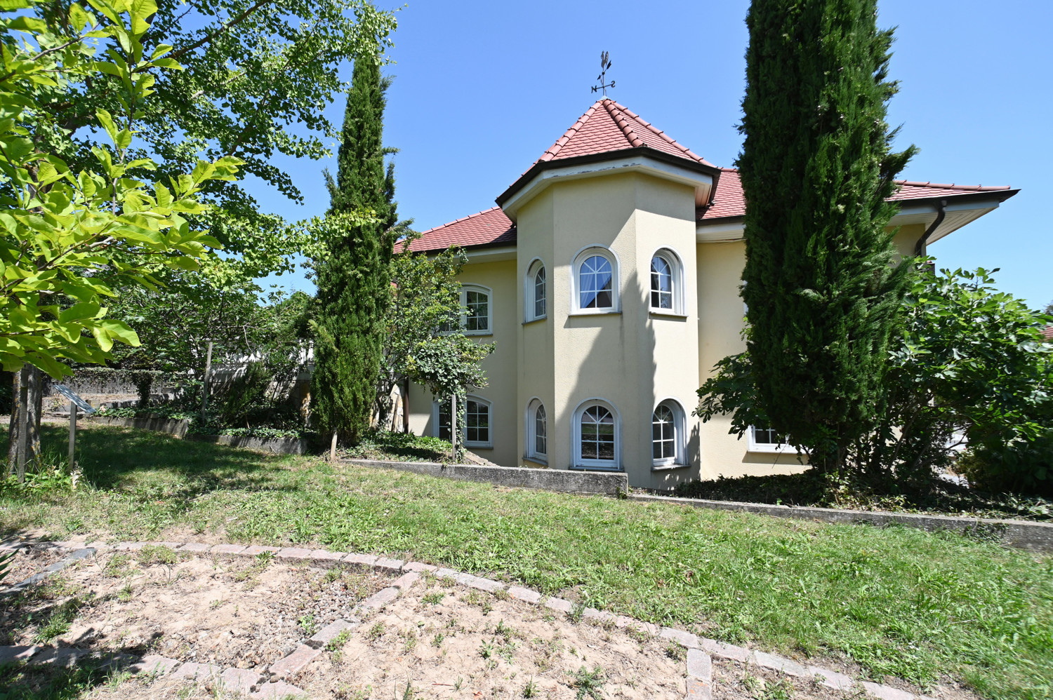 Anspruchsvolle Architektur in ruhige Lage mit ELW , Solaranlage und zwei innenliegenden Garagen!