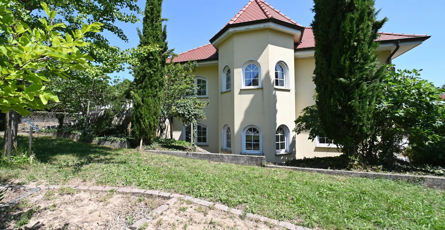 Anspruchsvolle Architektur in ruhige Lage mit ELW , Solaranlage und zwei innenliegenden Garagen!