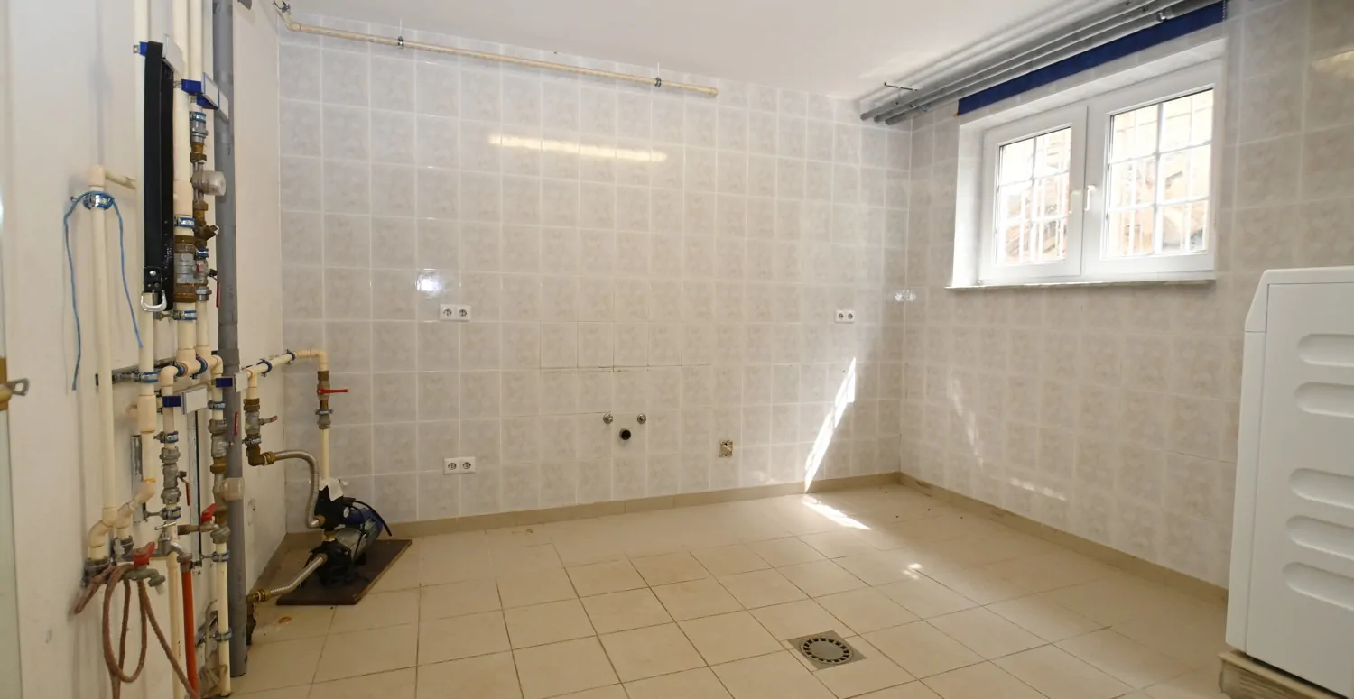 Anspruchsvolle Architektur in ruhige Lage mit ELW , Solaranlage und zwei innenliegenden Garagen!