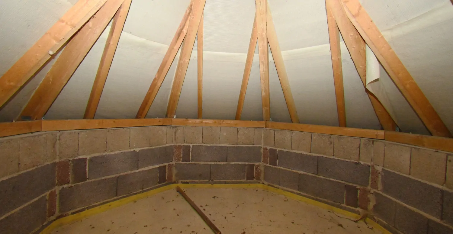 Anspruchsvolle Architektur in ruhige Lage mit ELW , Solaranlage und zwei innenliegenden Garagen!