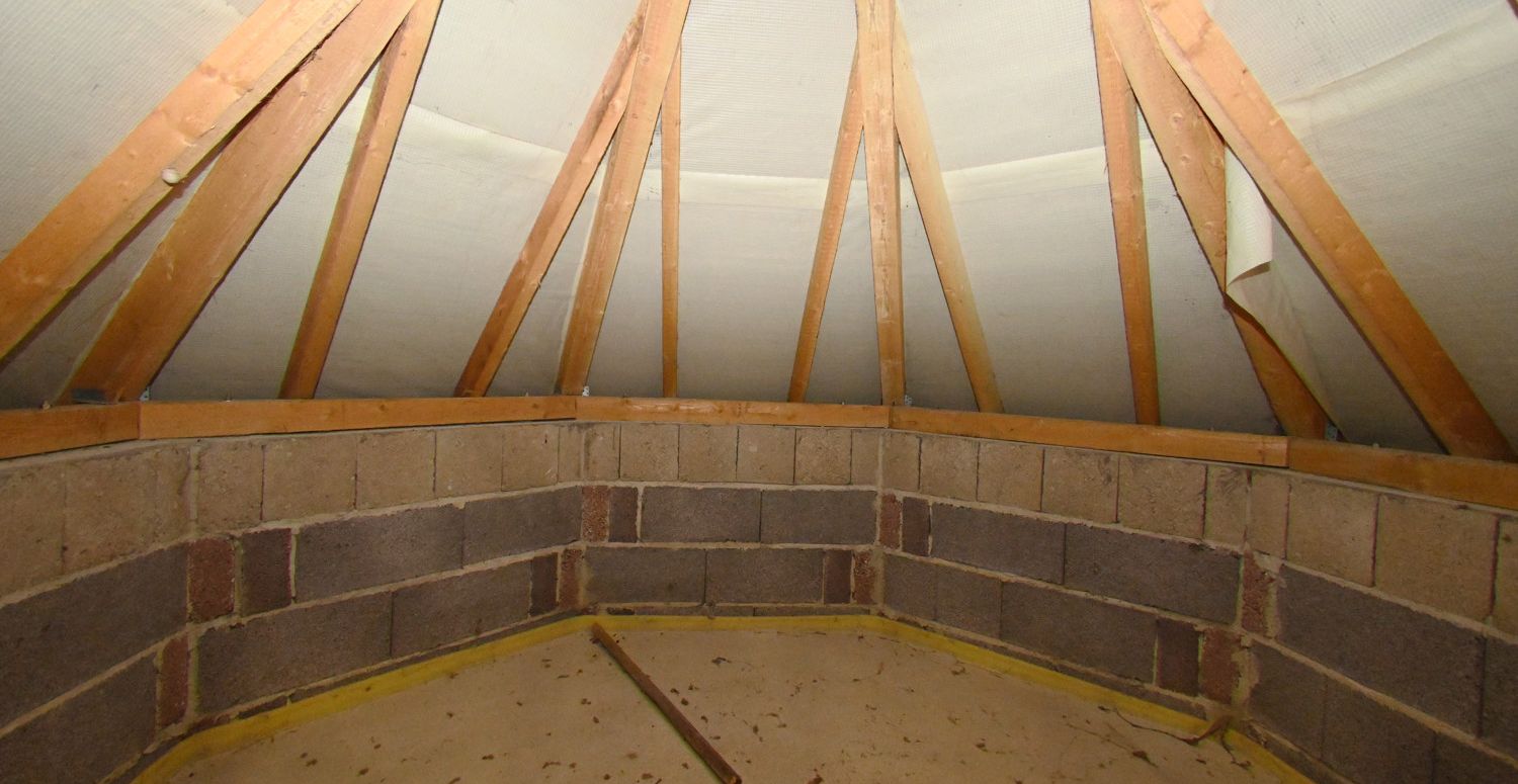 Anspruchsvolle Architektur in ruhige Lage mit ELW , Solaranlage und zwei innenliegenden Garagen!