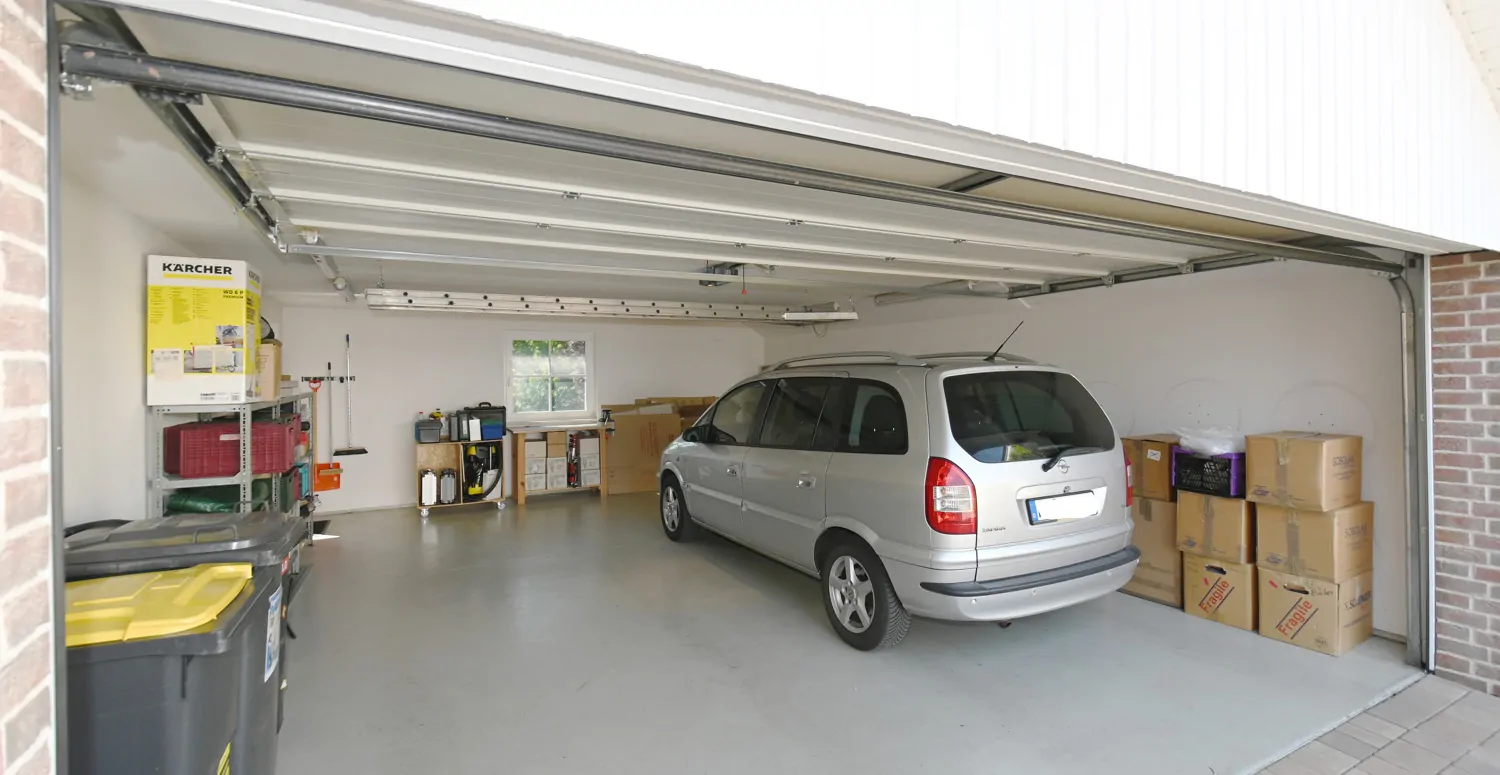 Doppelgarage mit Zugang zum Garten