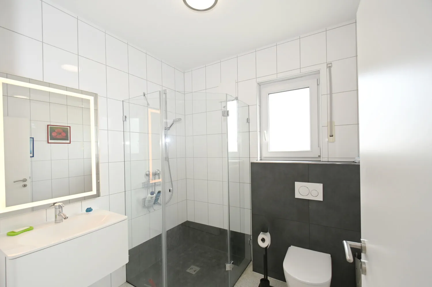 Zweites Tageslicht Duschbad mit WC