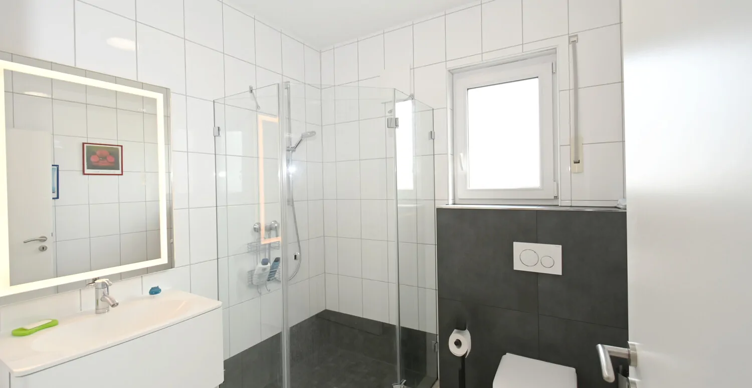 Zweites Tageslicht Duschbad mit WC