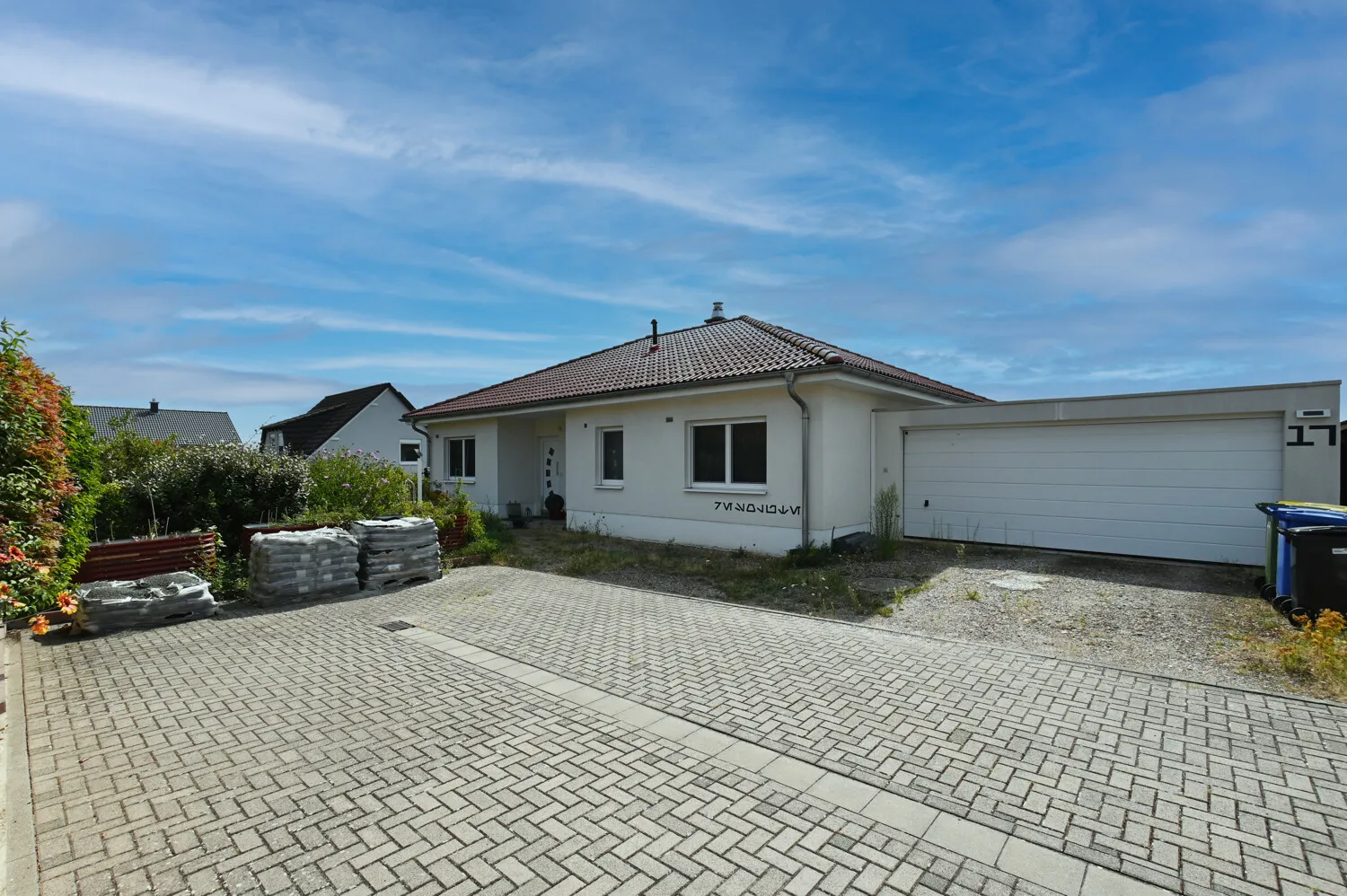 Bungalo mit Doppelgarage und zwei KFZ Stellplätze