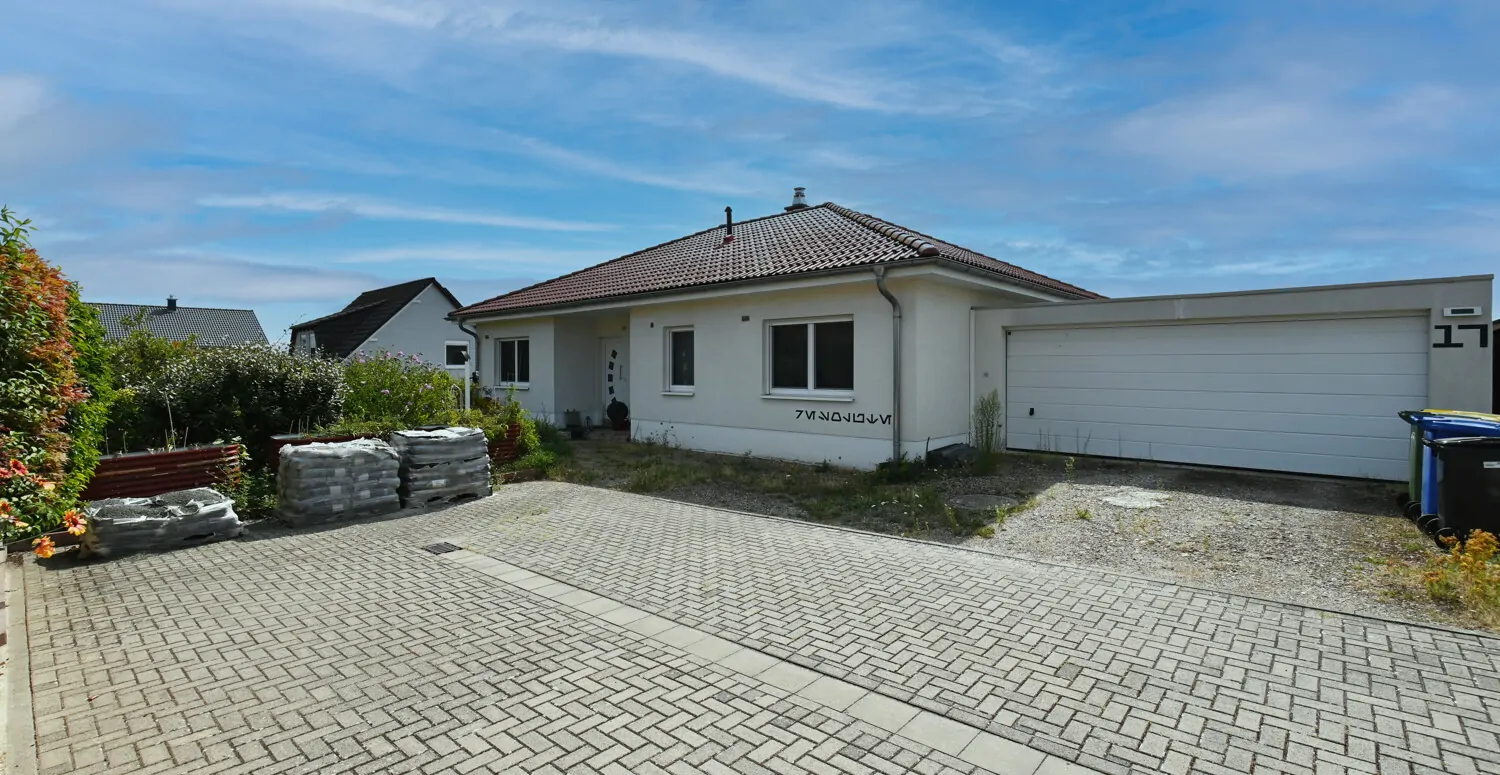 Bungalo mit Doppelgarage und zwei KFZ Stellplätze