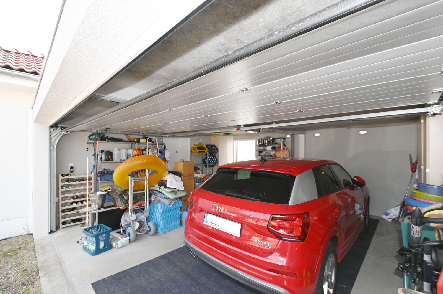 Doppelgarage mit Zugang zum Bungalow und zum Garten