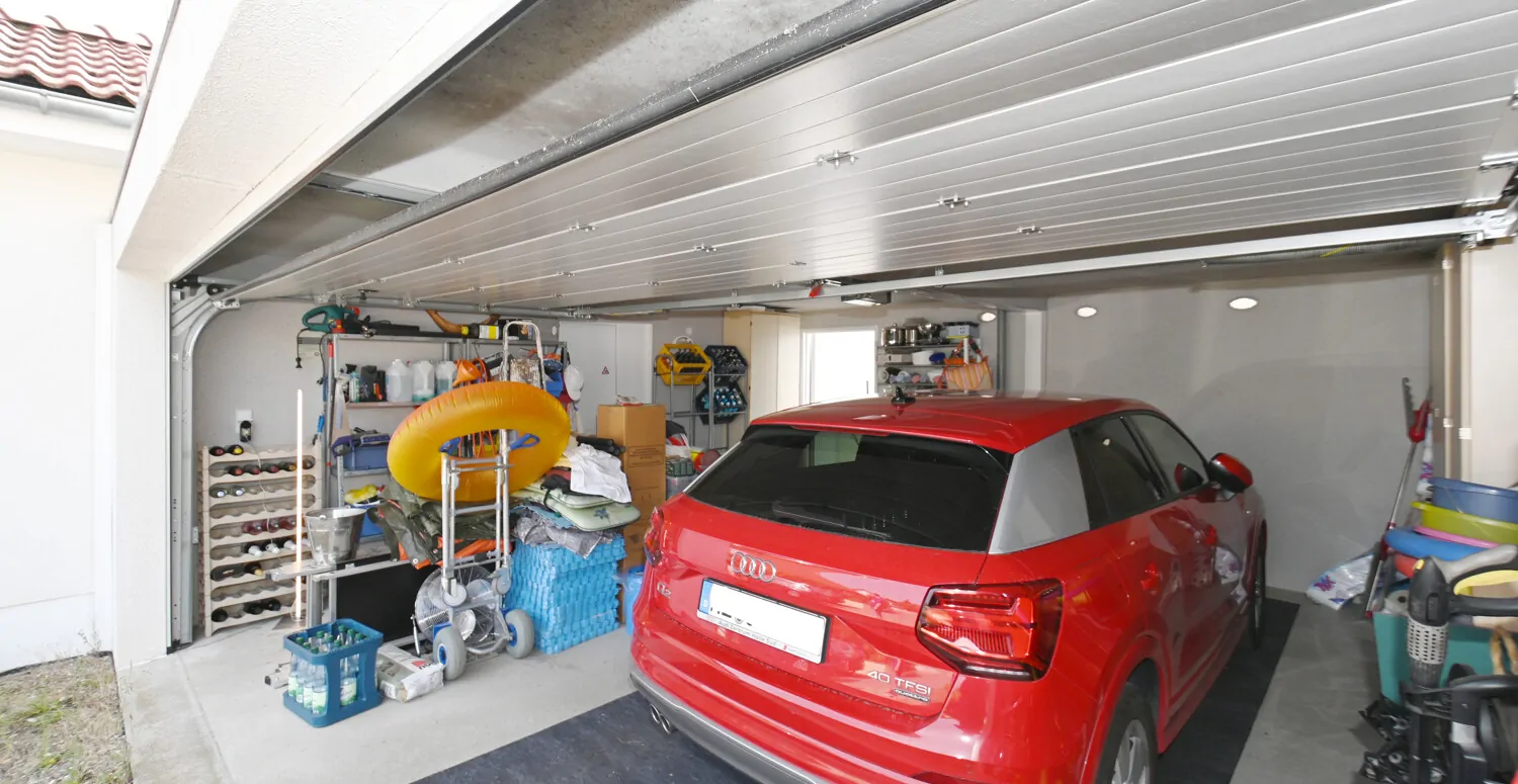 Doppelgarage mit Zugang zum Bungalow und zum Garten