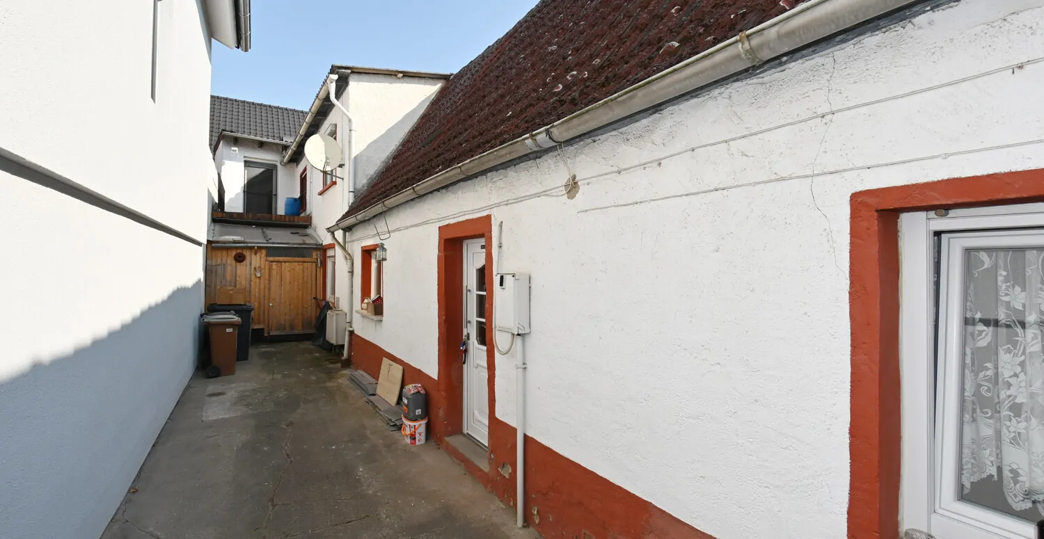 In zentrale Lage von Dolgesheim! Für Handwerker und Bauherren....