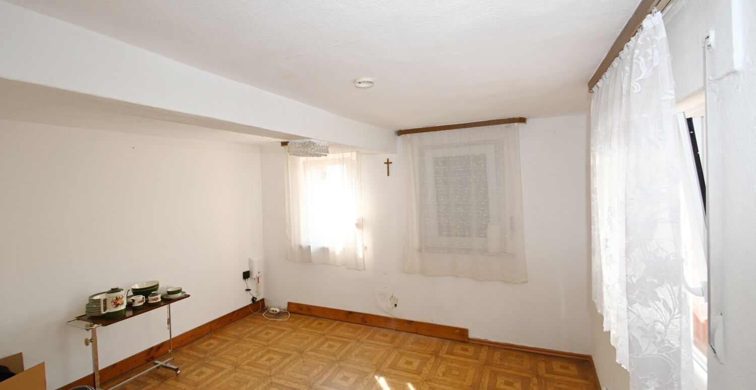 In zentrale Lage von Dolgesheim! Für Handwerker und Bauherren....