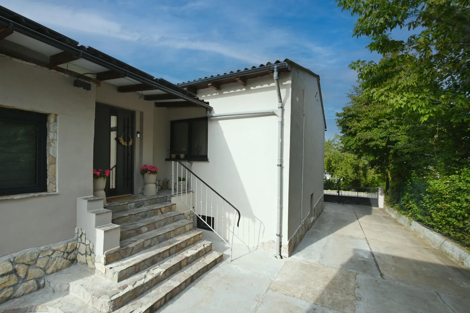 Vivre au plus près de la nature avec style et un grand jardin !