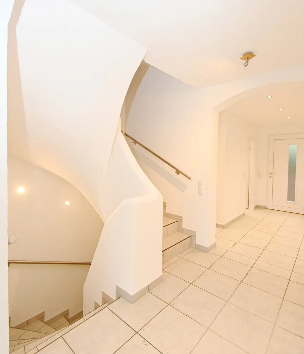 Flur mit Aufgang zum OG