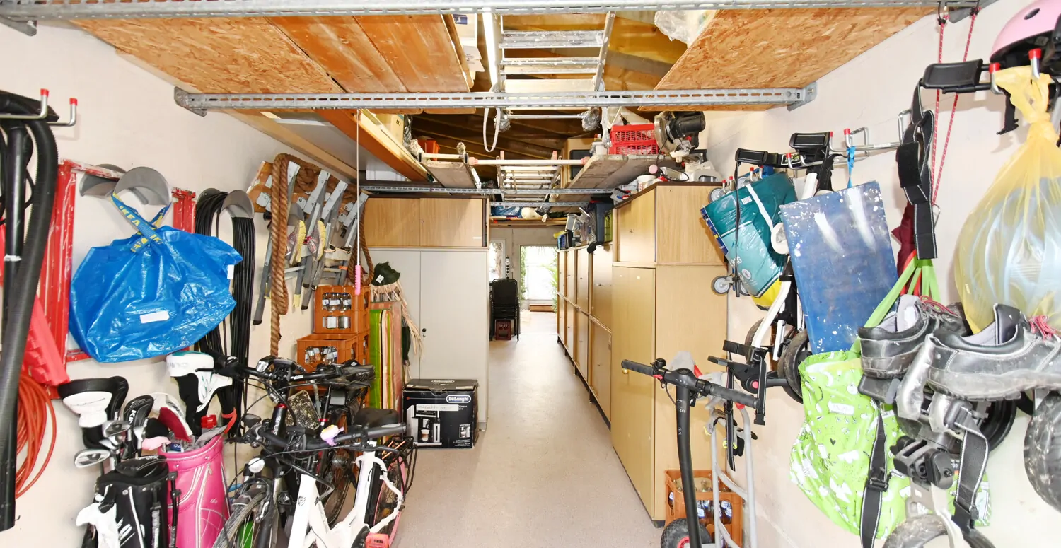 H.-Haus, Garage mit Durchgang