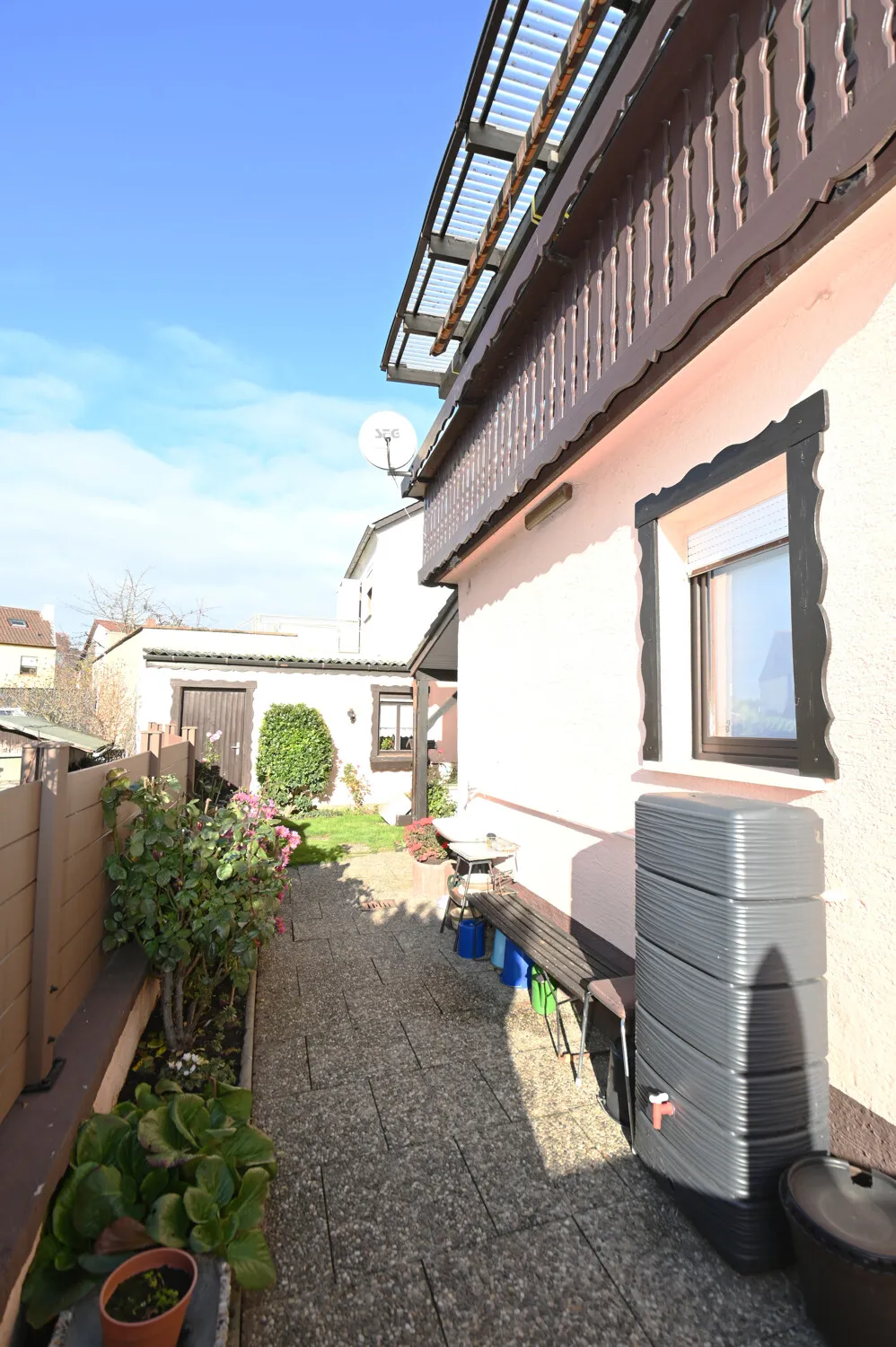 Maison individuelle bien entretenue avec garage, abri voiture et jardin nécessitant peu d'entretien à vendre !