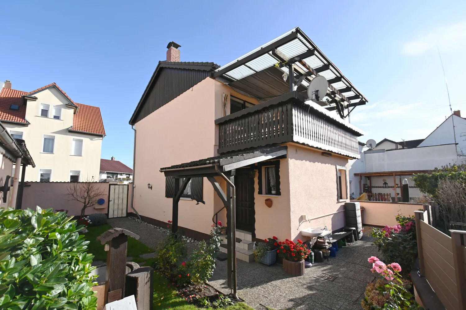 Maison individuelle bien entretenue avec garage, abri voiture et jardin nécessitant peu d'entretien à vendre !