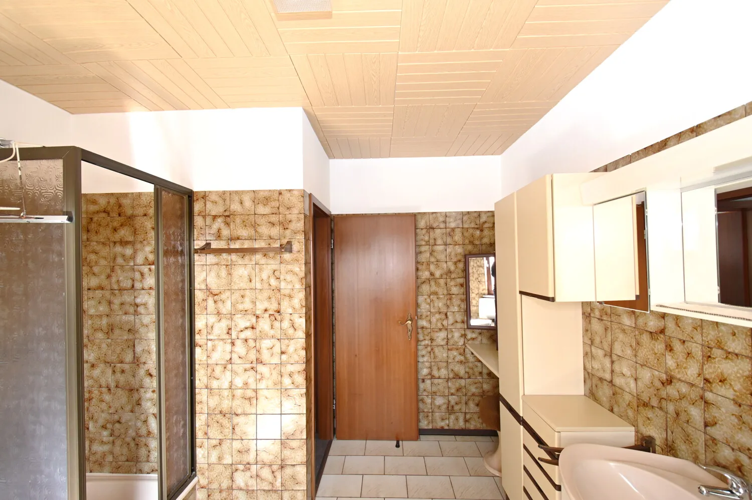 Maison individuelle bien entretenue avec garage, abri voiture et jardin nécessitant peu d'entretien à vendre !