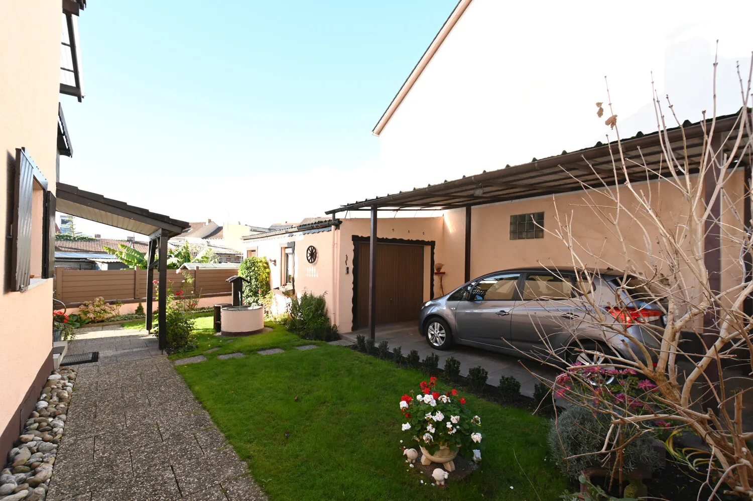 Garage mit Carport