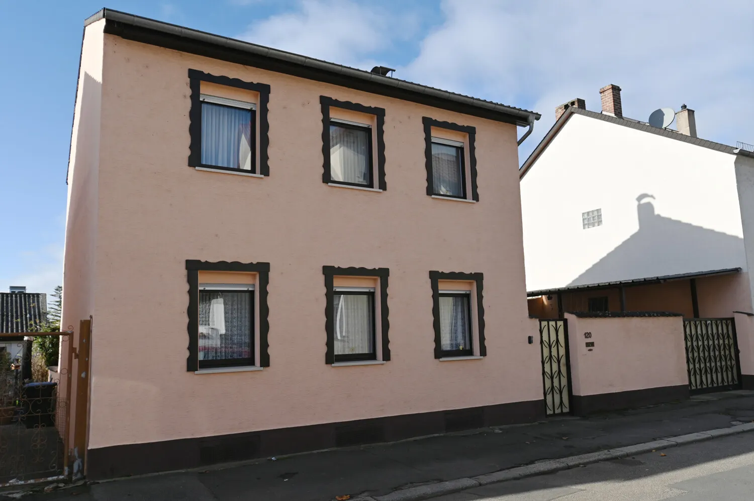 Well-maintained detached house with garage & carport and low-maintenance garden for sale!