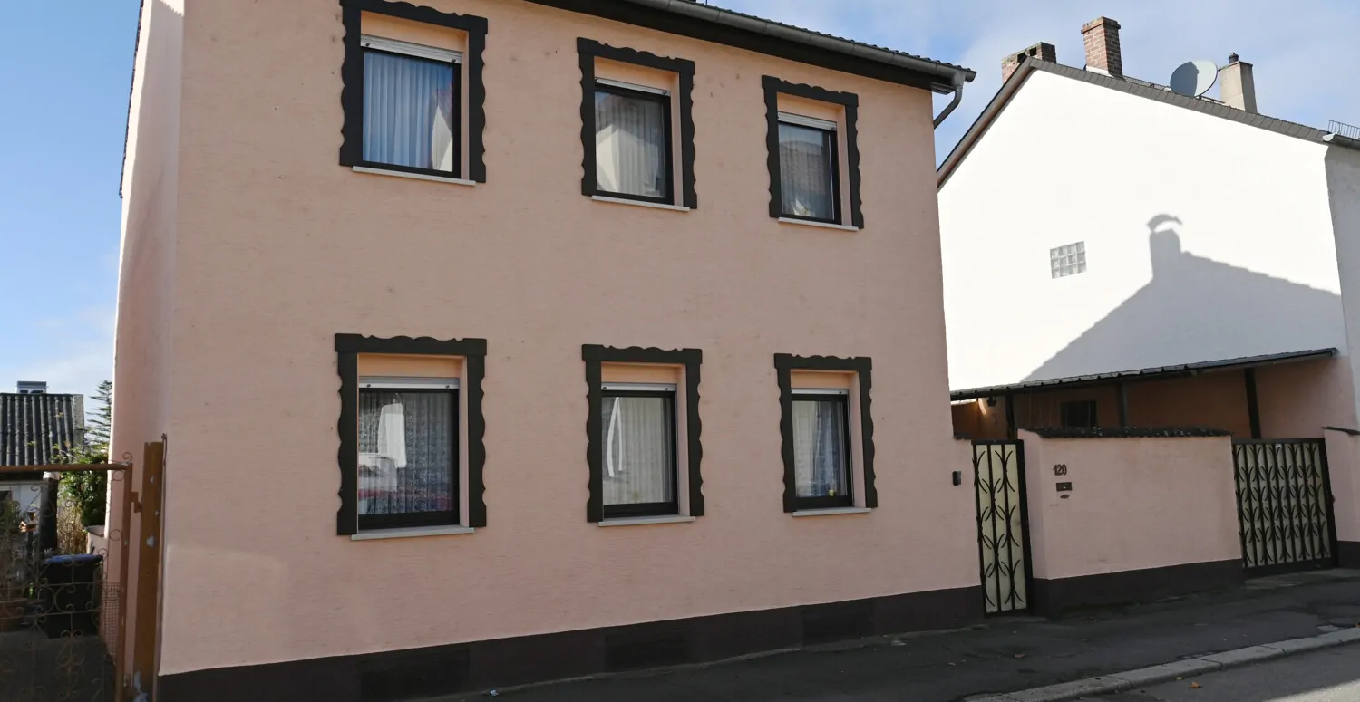 Gut erhaltenes EFH mit Garage & Carport sowie  pflegeleichtem Garten zu verkaufen!