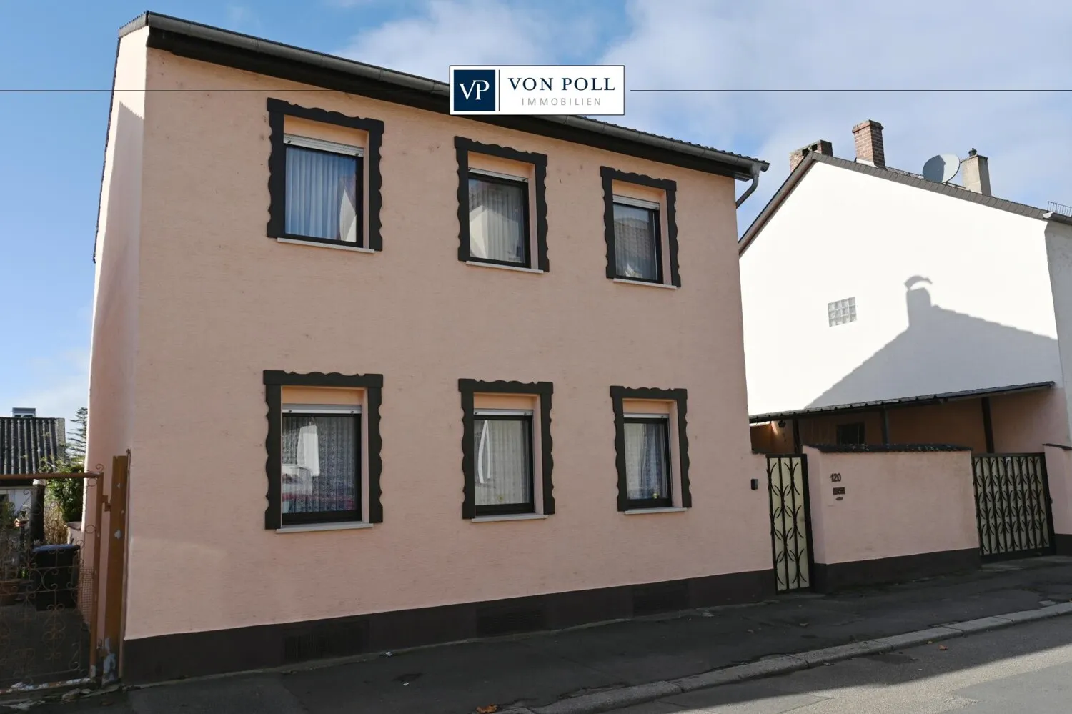 Maison individuelle bien entretenue avec garage, abri voiture et jardin nécessitant peu d'entretien à vendre !