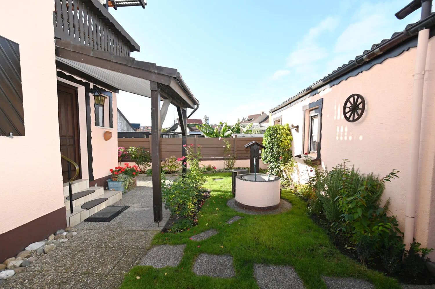 Maison individuelle bien entretenue avec garage, abri voiture et jardin nécessitant peu d'entretien à vendre !