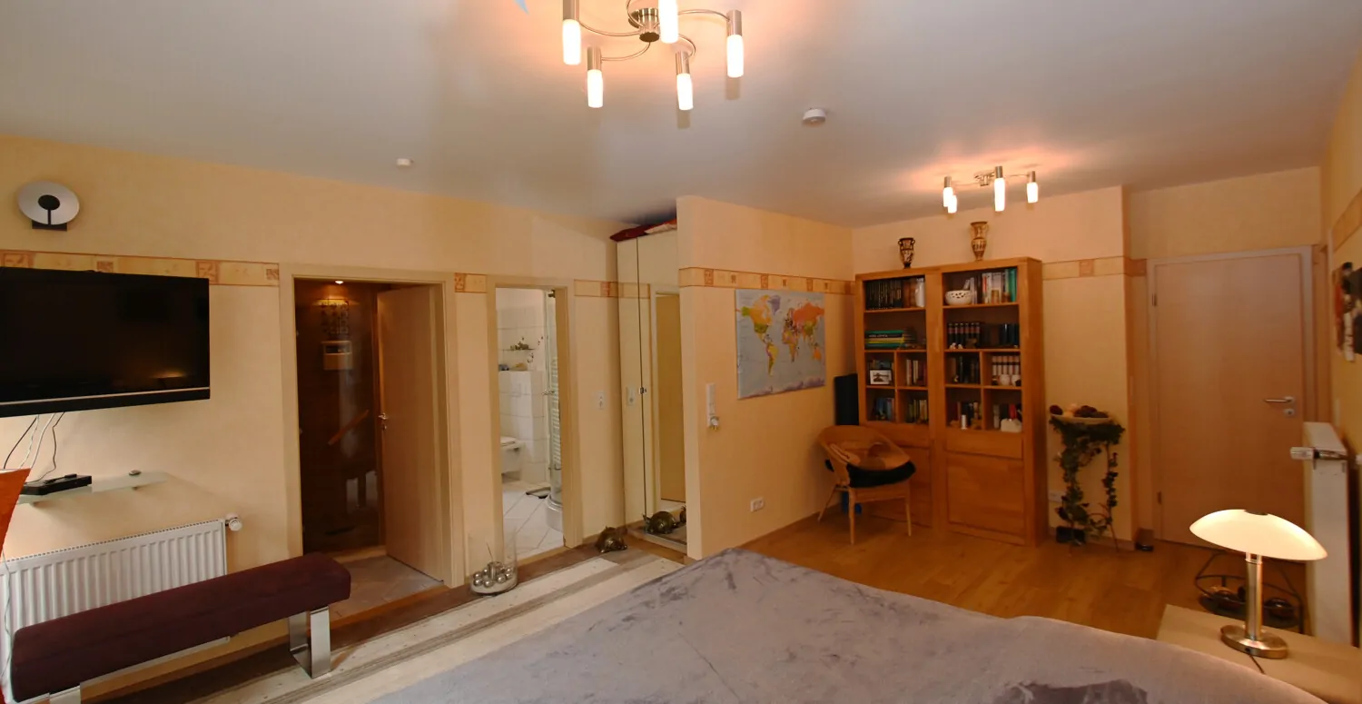 Naturnahes Familienhaus mit ELW, gepflegtem  Garten mit Teichanlage und Doppelgarage für Ihr Familienglück!