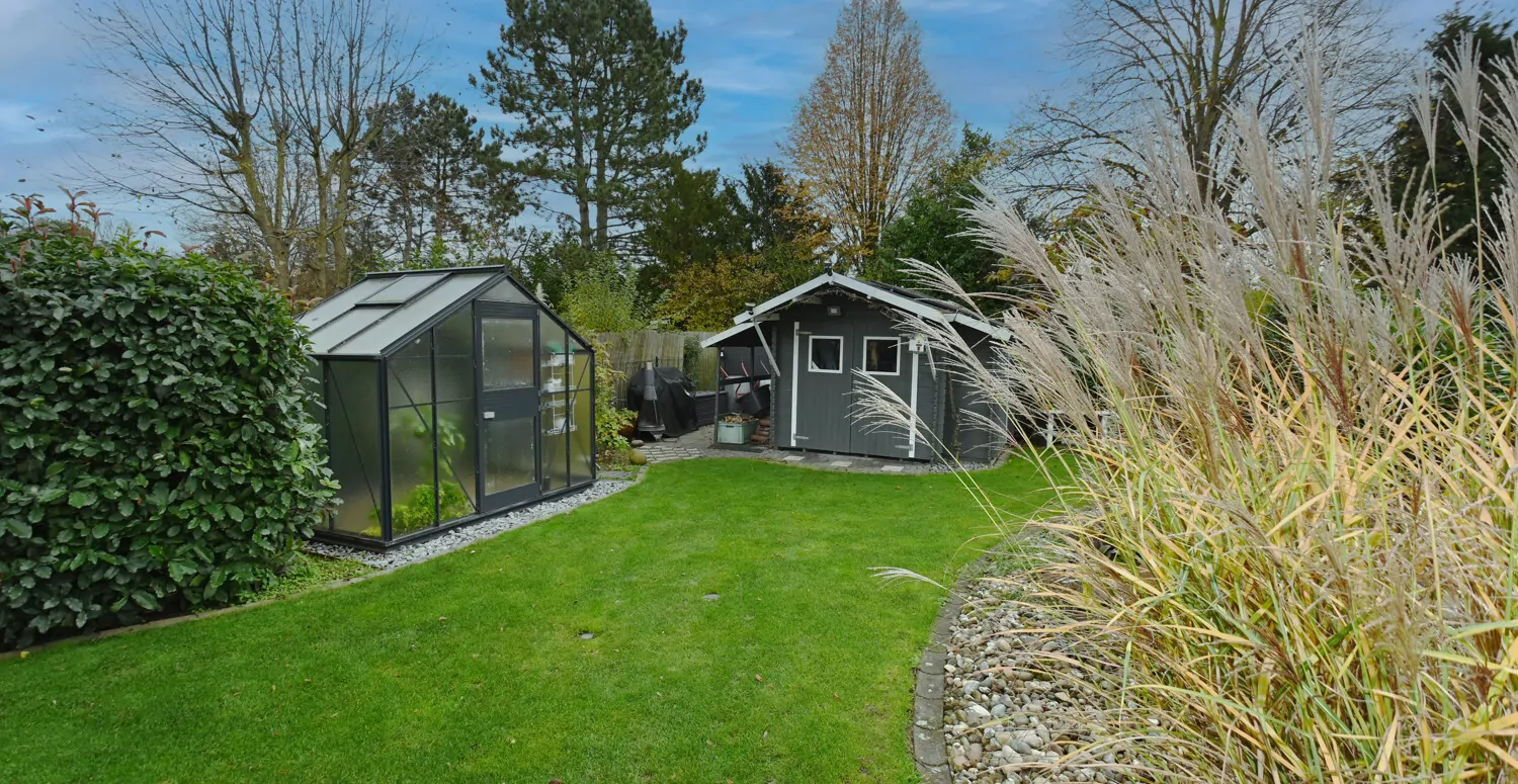 Naturnahes Familienhaus mit ELW, gepflegtem  Garten mit Teichanlage und Doppelgarage für Ihr Familienglück!