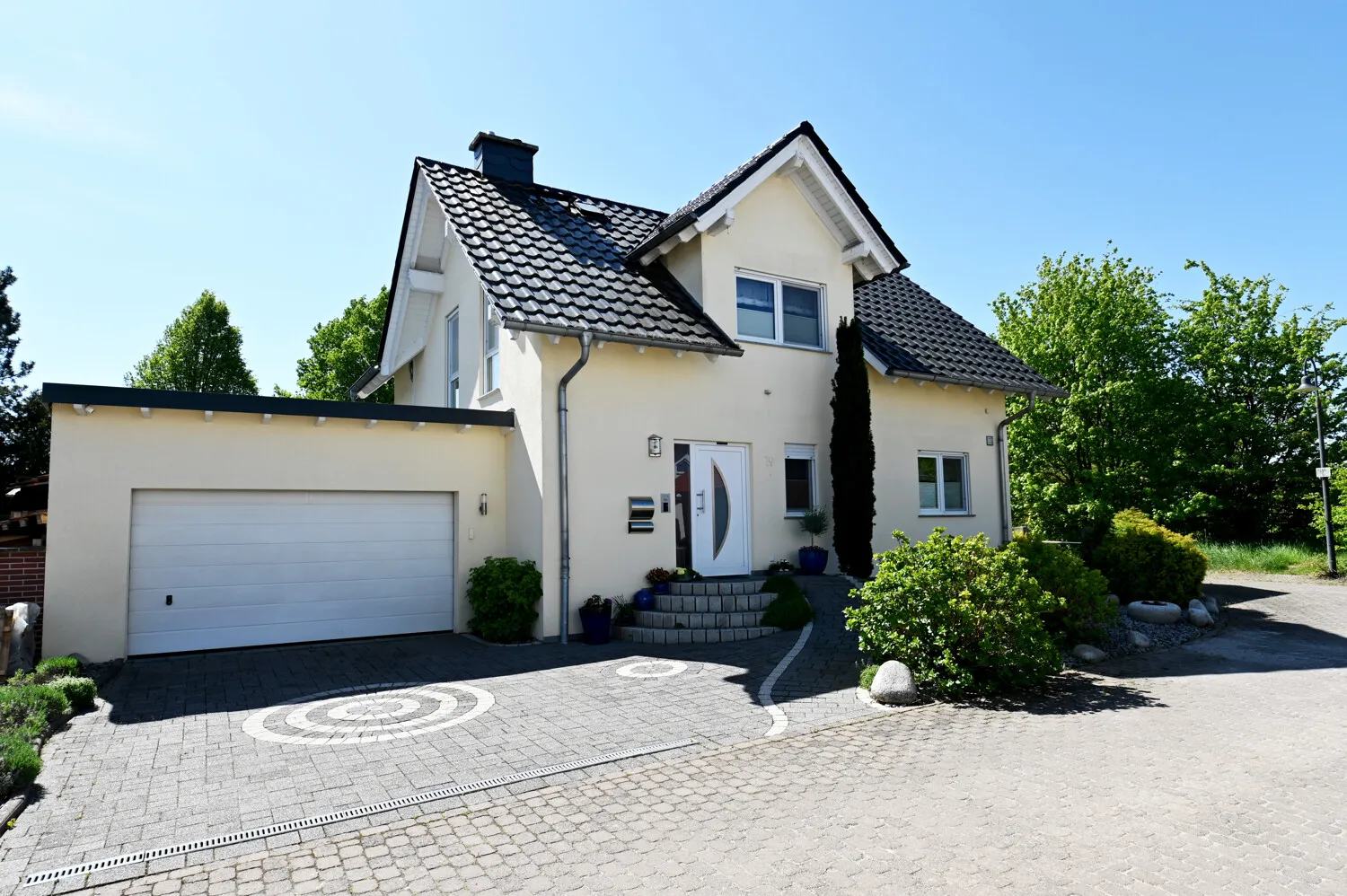 Maison familiale en pleine nature avec appartement indépendant, jardin bien entretenu avec étang et garage double pour le bonheur de votre famille !