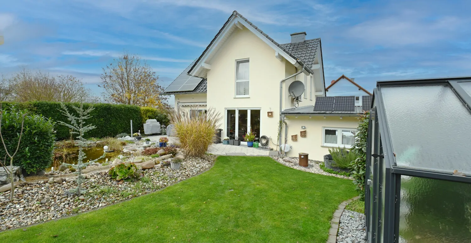 Naturnahes Familienhaus mit ELW, gepflegtem  Garten mit Teichanlage und Doppelgarage für Ihr Familienglück!
