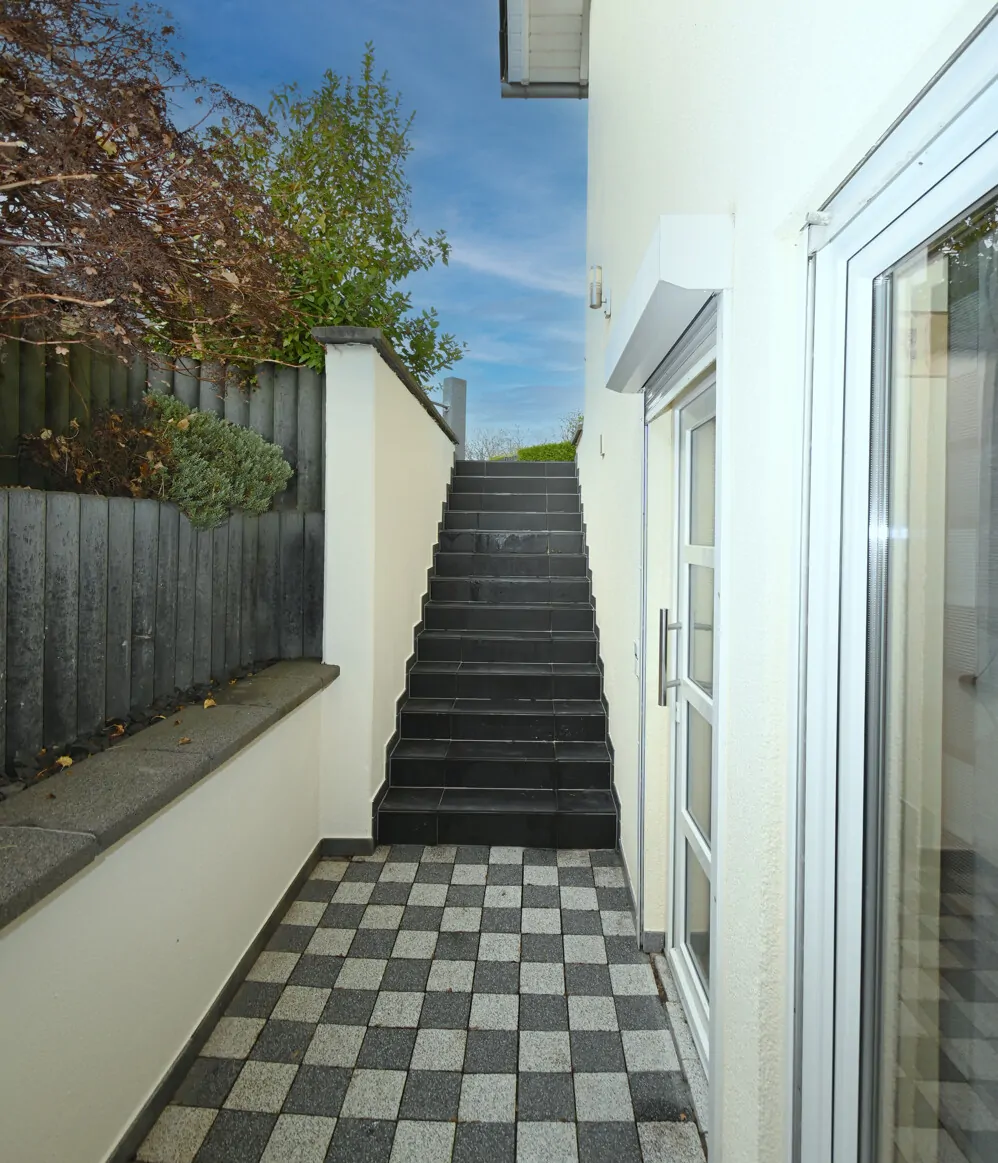 Naturnahes Familienhaus mit ELW, gepflegtem  Garten mit Teichanlage und Doppelgarage für Ihr Familienglück!