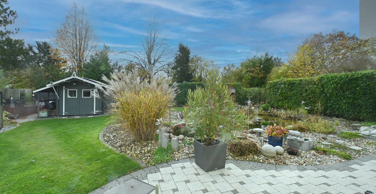 Naturnahes Familienhaus mit ELW, gepflegtem  Garten mit Teichanlage und Doppelgarage für Ihr Familienglück!