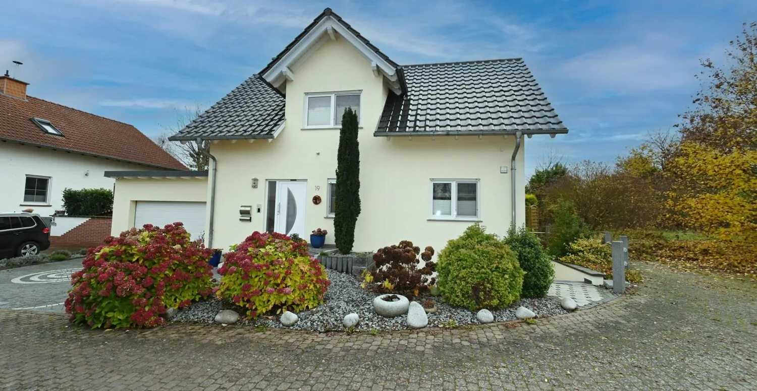 Naturnahes Familienhaus mit ELW, gepflegtem  Garten mit Teichanlage und Doppelgarage für Ihr Familienglück!