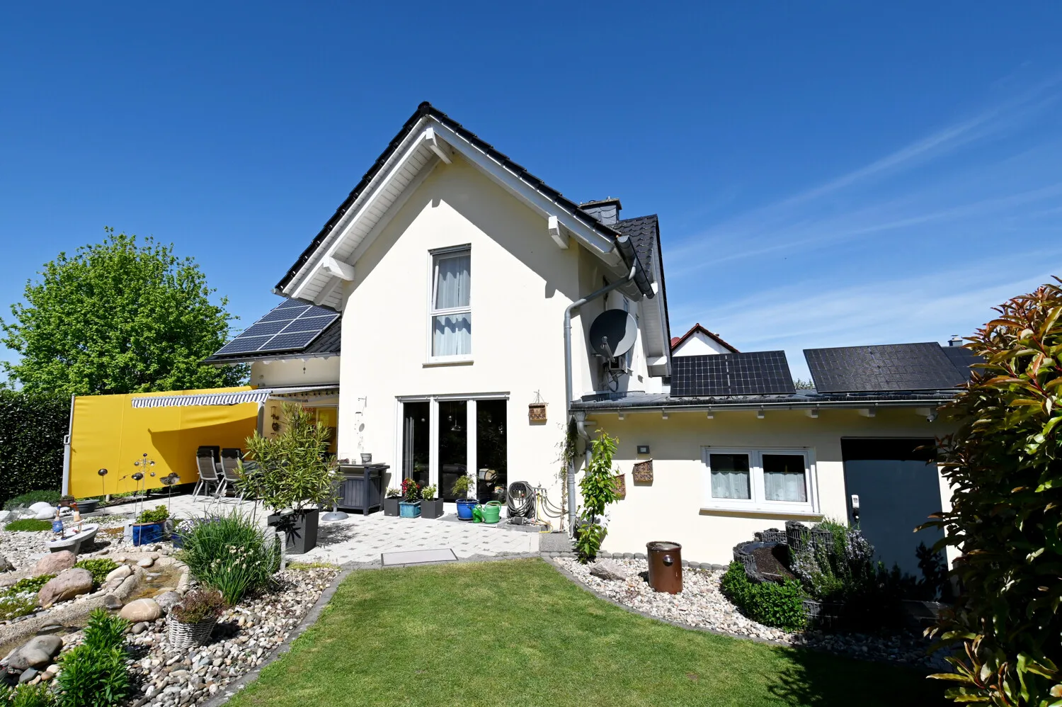 Maison familiale en pleine nature avec appartement indépendant, jardin bien entretenu avec étang et garage double pour le bonheur de votre famille !