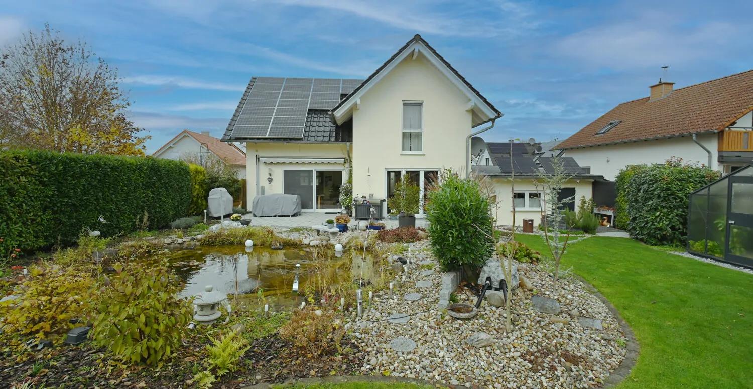 Naturnahes Familienhaus mit ELW, gepflegtem  Garten mit Teichanlage und Doppelgarage für Ihr Familienglück!