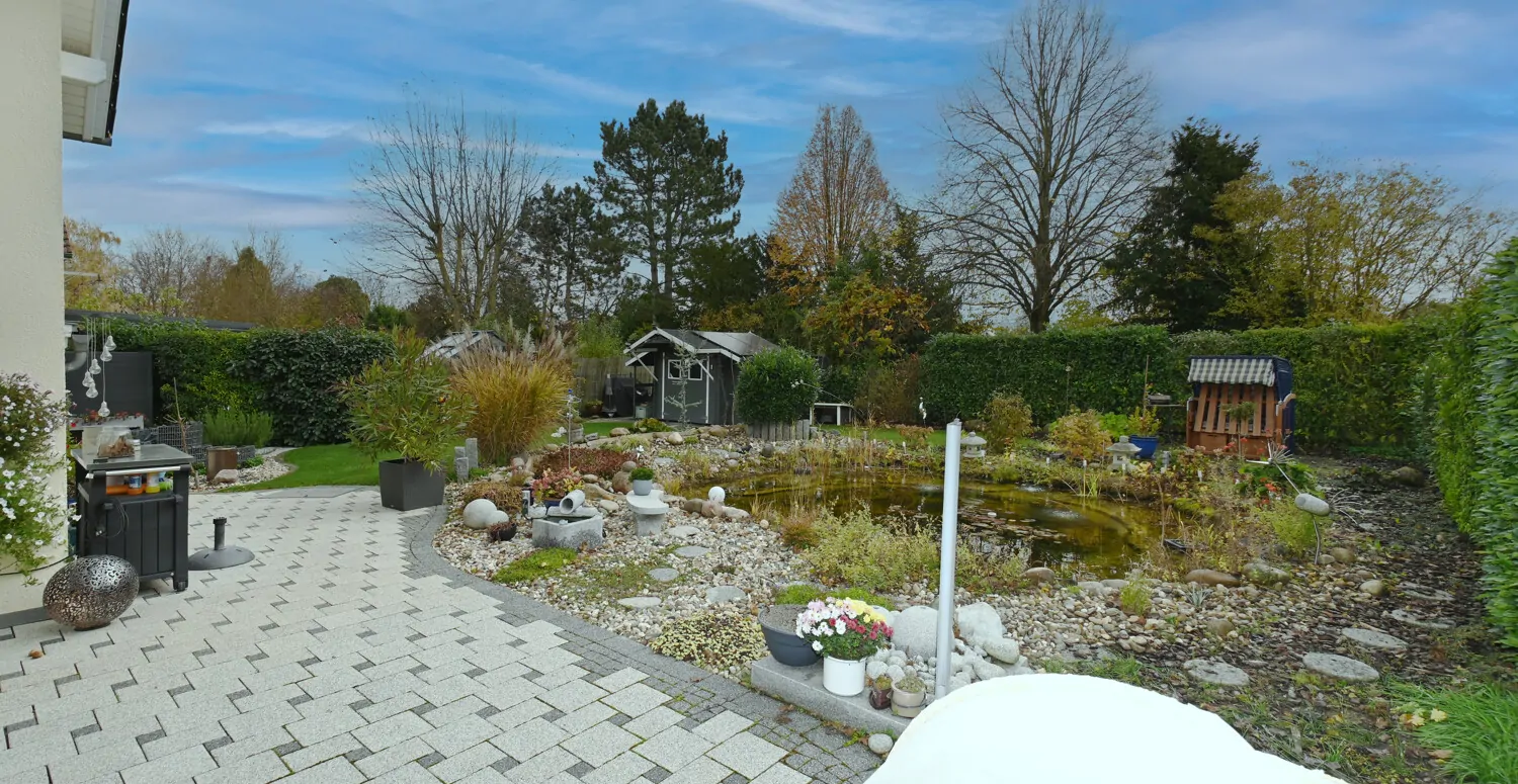 Naturnahes Familienhaus mit ELW, gepflegtem  Garten mit Teichanlage und Doppelgarage für Ihr Familienglück!