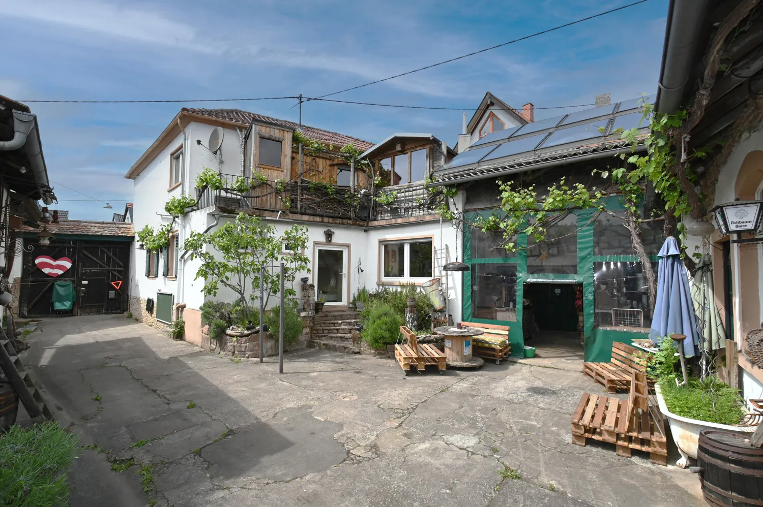 Großzügiges Familienleben mit vielseitiger Scheune, Sauna und Gartenfreude!