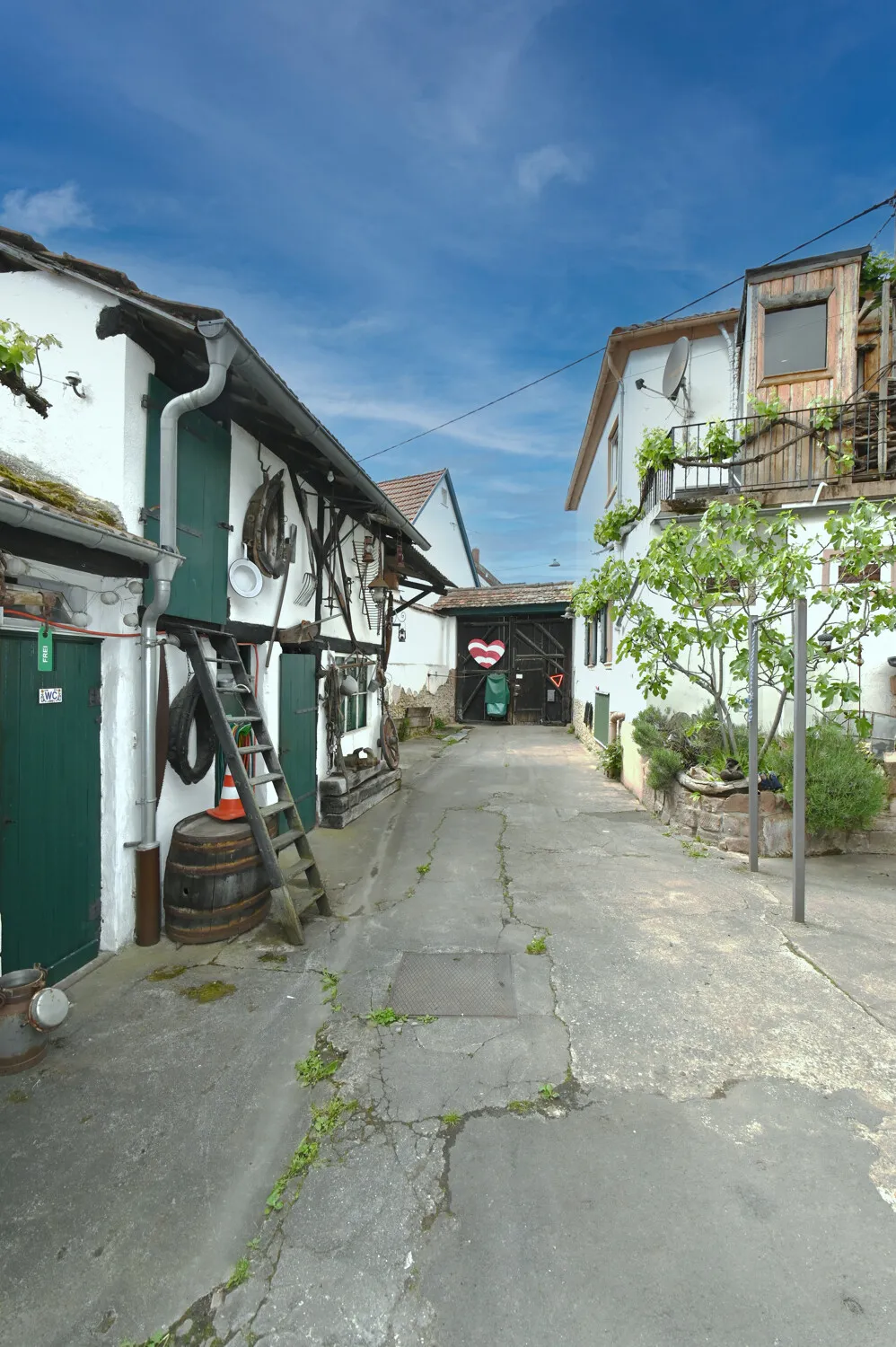 Großzügiges Familienleben mit vielseitiger Scheune, Sauna und Gartenfreude!