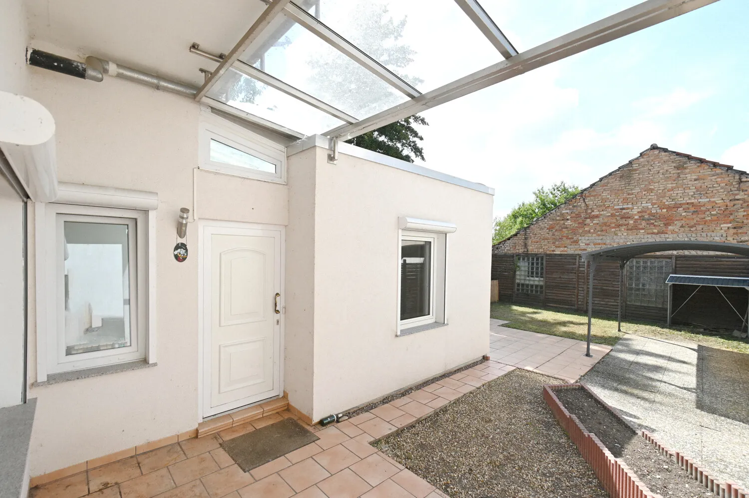 Ebenes Gartenglück & Kaminfeuer: Modernisierte 2-Zimmer-Wohnung mit Terrasse & Carport