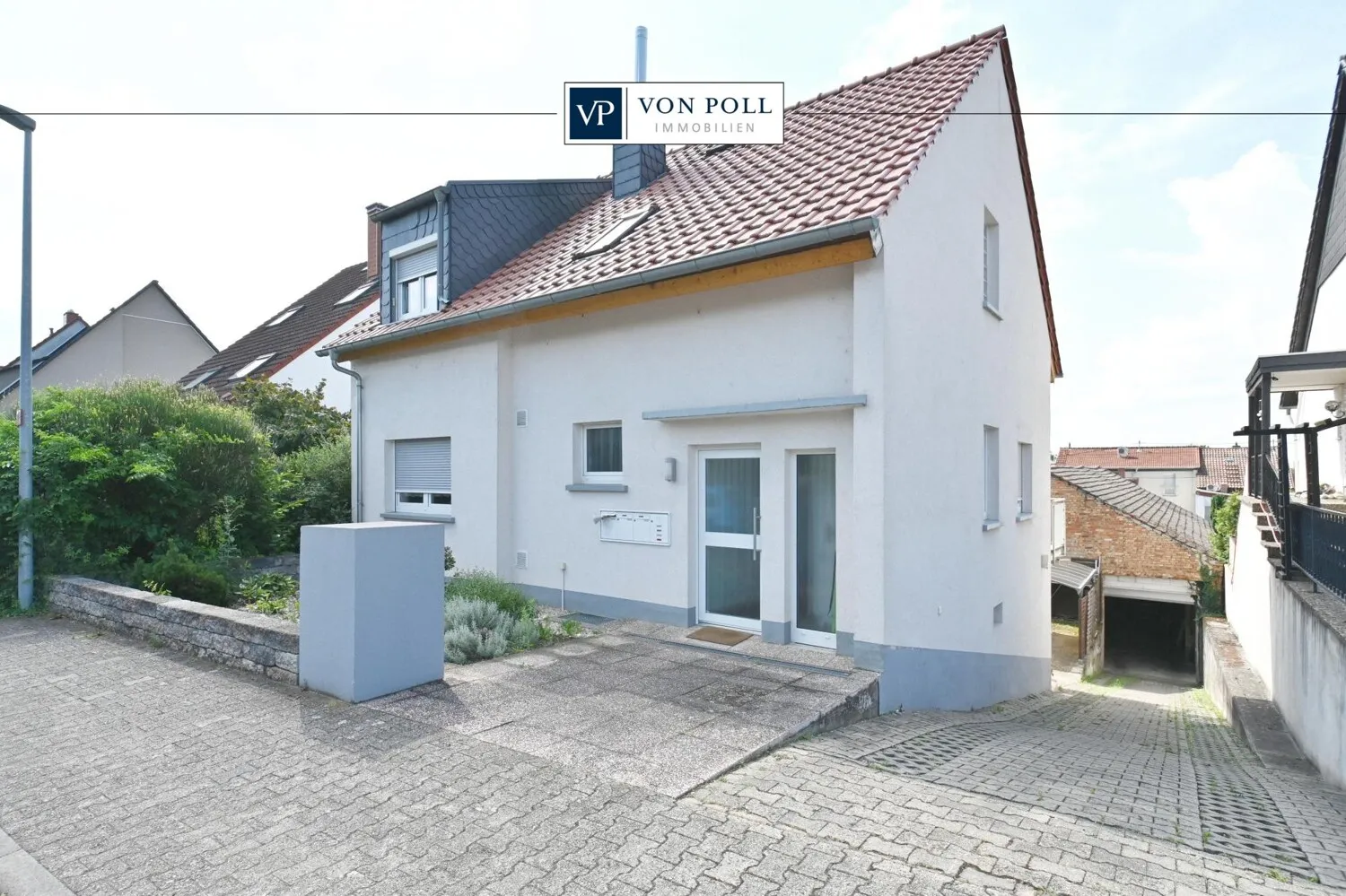 Ebenes Gartenglück & Kaminfeuer: Modernisierte 2-Zimmer-Wohnung mit Terrasse & Carport