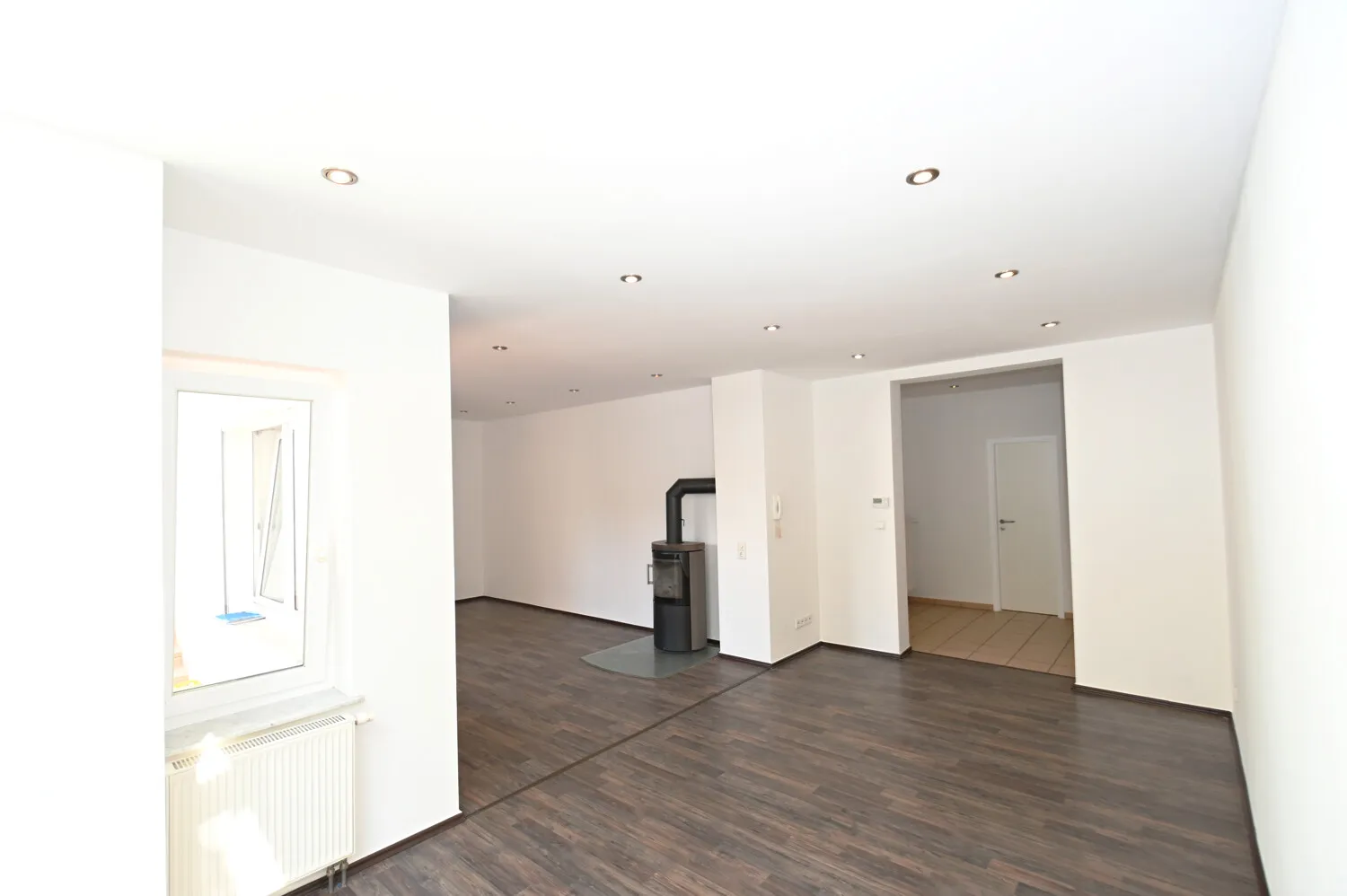 Ebenes Gartenglück & Kaminfeuer: Modernisierte 2-Zimmer-Wohnung mit Terrasse & Carport