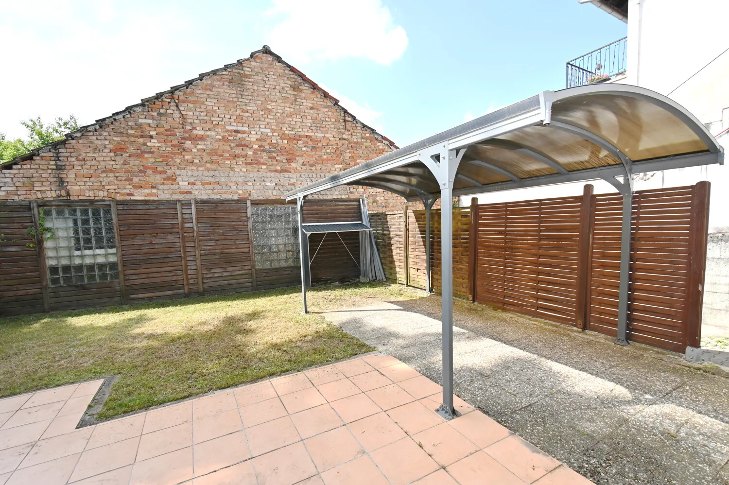 Ebenes Gartenglück & Kaminfeuer: Modernisierte 2-Zimmer-Wohnung mit Terrasse & Carport