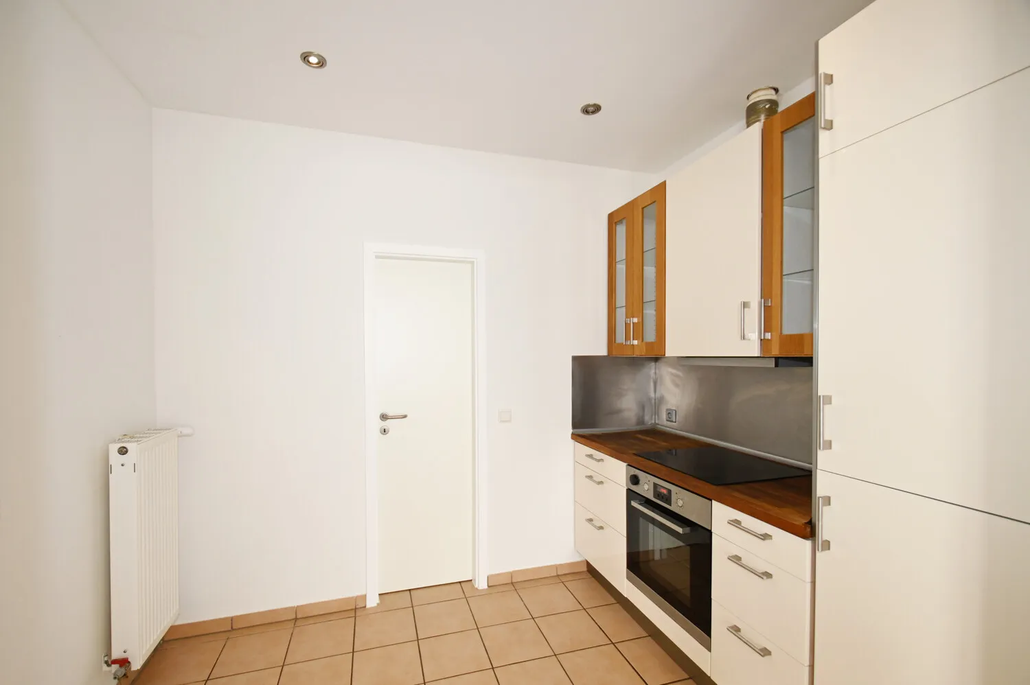 Ebenes Gartenglück & Kaminfeuer: Modernisierte 2-Zimmer-Wohnung mit Terrasse & Carport