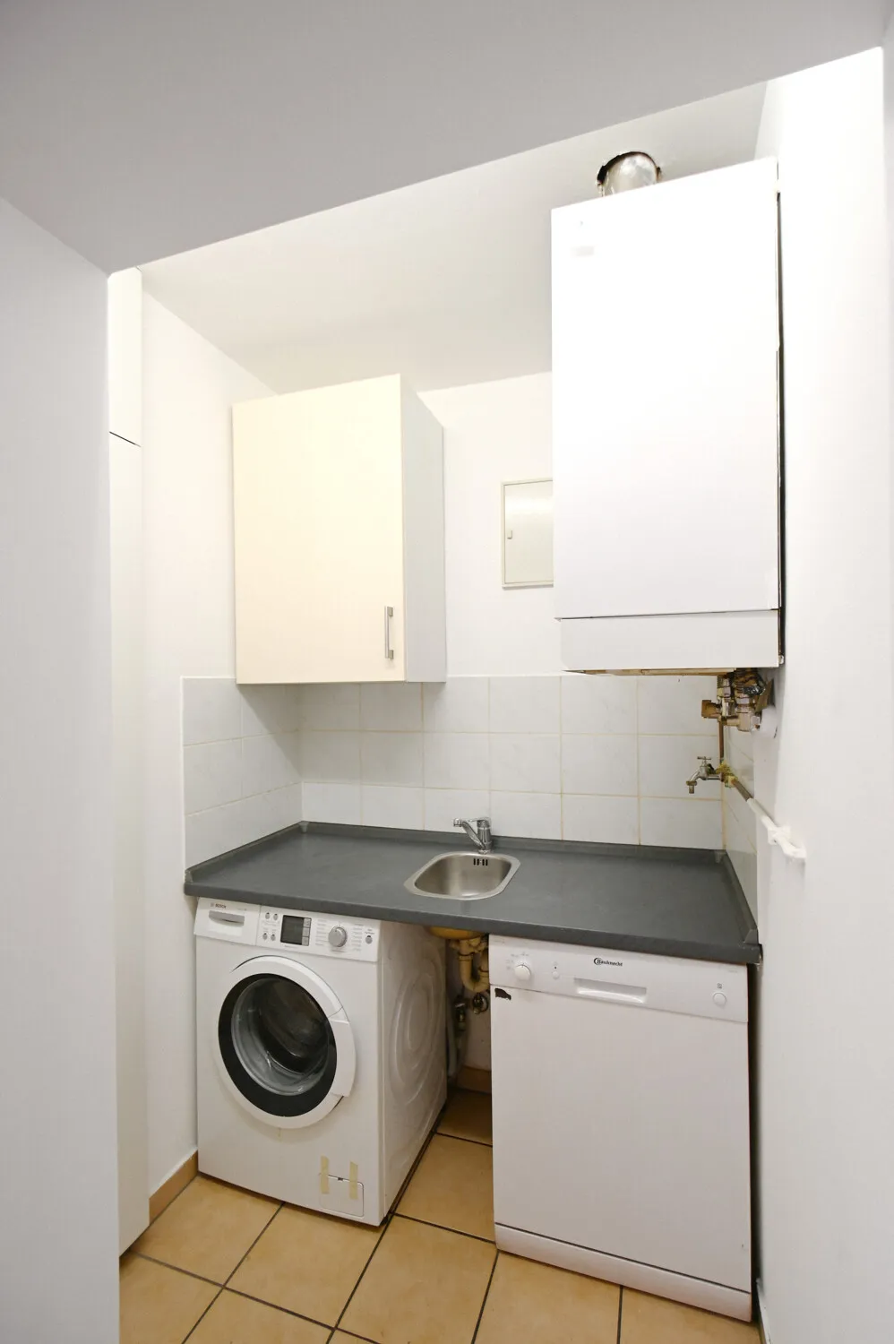 Ebenes Gartenglück & Kaminfeuer: Modernisierte 2-Zimmer-Wohnung mit Terrasse & Carport