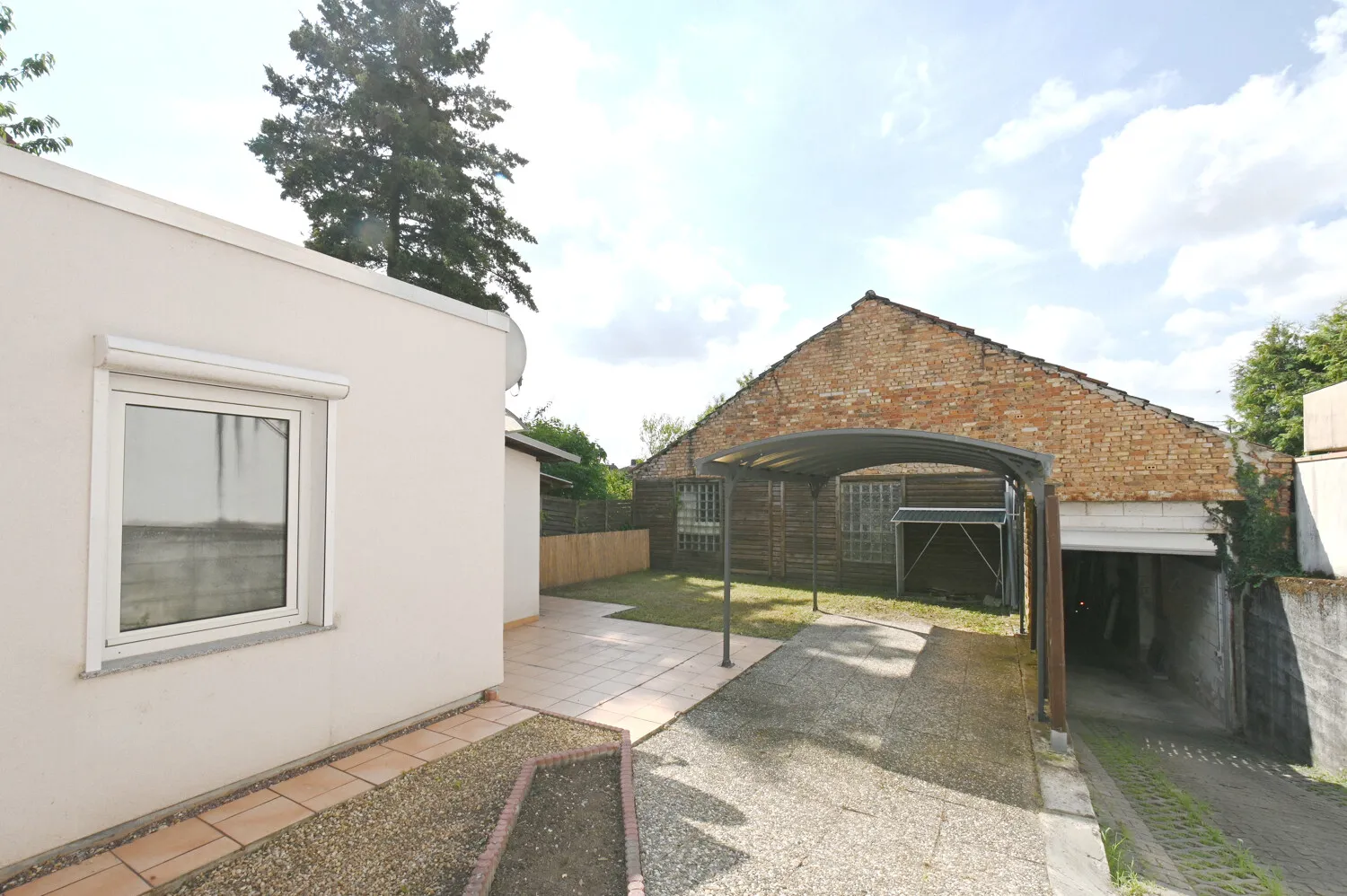 Ebenes Gartenglück & Kaminfeuer: Modernisierte 2-Zimmer-Wohnung mit Terrasse & Carport