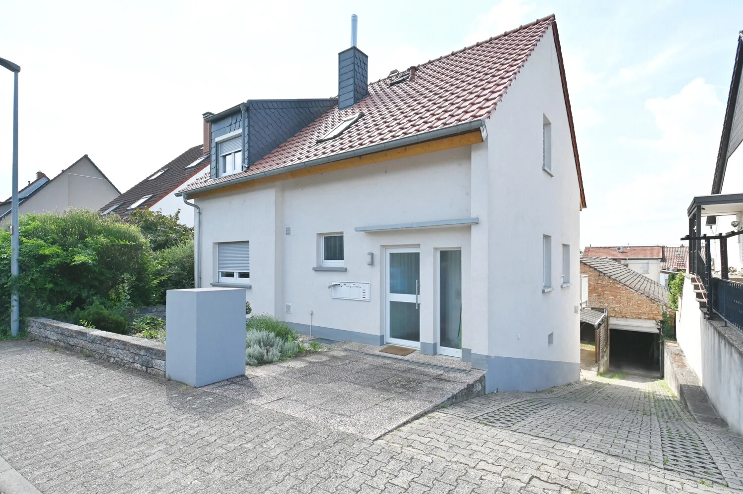 Ebenes Gartenglück & Kaminfeuer: Modernisierte 2-Zimmer-Wohnung mit Terrasse & Carport