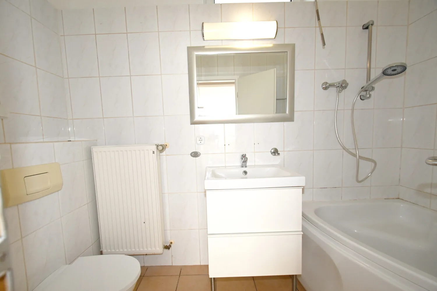 Ebenes Gartenglück & Kaminfeuer: Modernisierte 2-Zimmer-Wohnung mit Terrasse & Carport