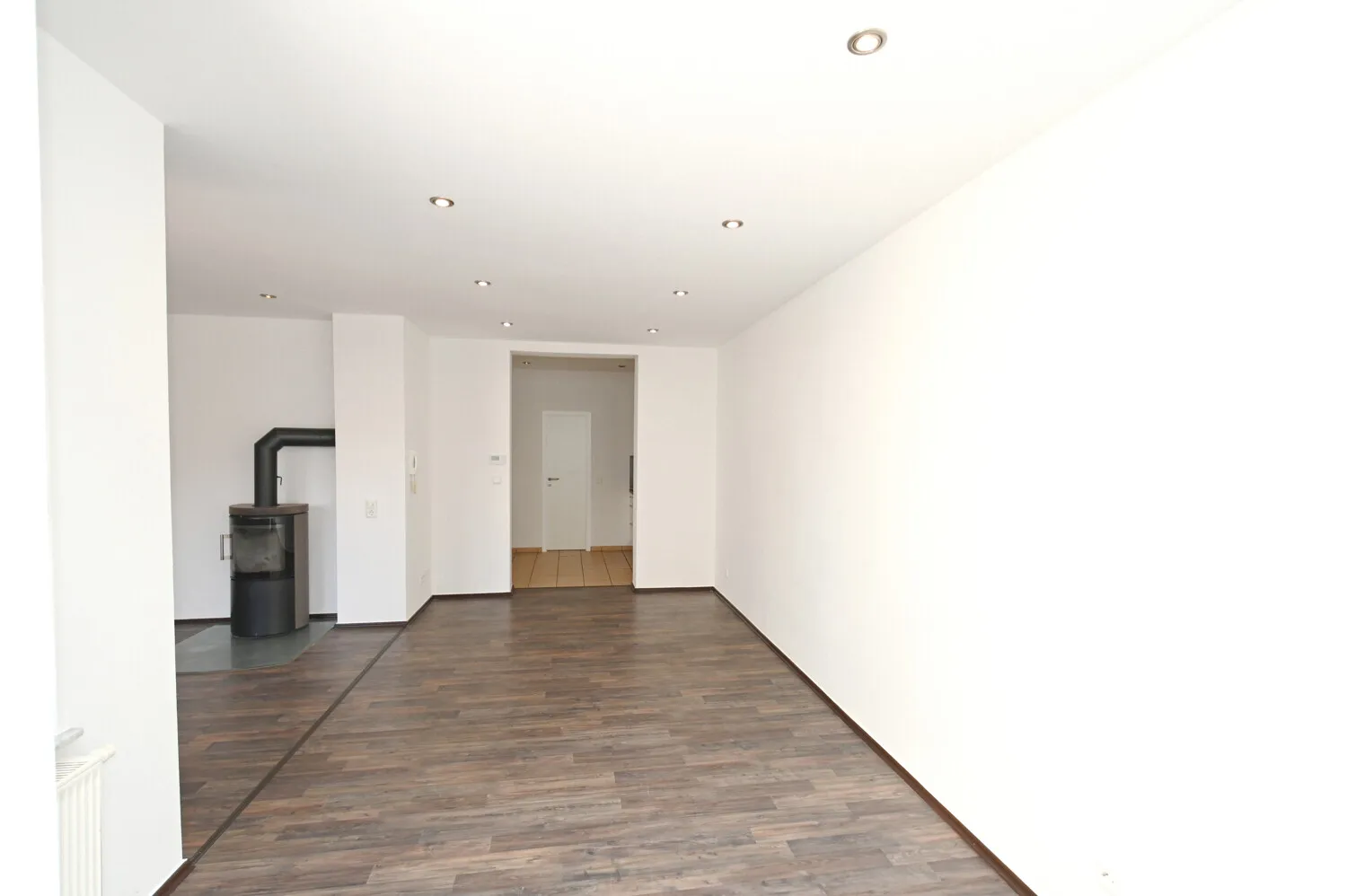 Ebenes Gartenglück & Kaminfeuer: Modernisierte 2-Zimmer-Wohnung mit Terrasse & Carport