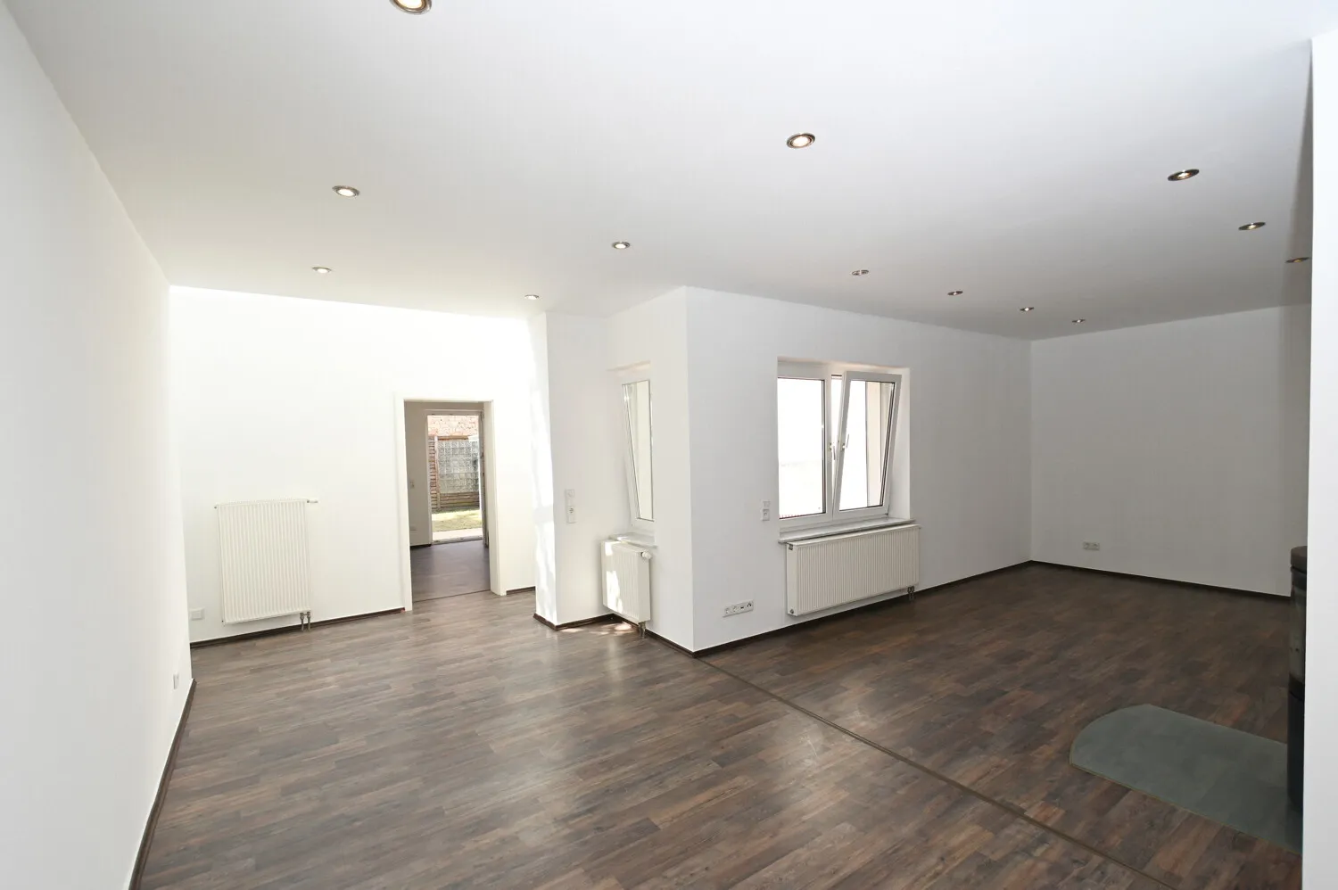 Ebenes Gartenglück & Kaminfeuer: Modernisierte 2-Zimmer-Wohnung mit Terrasse & Carport